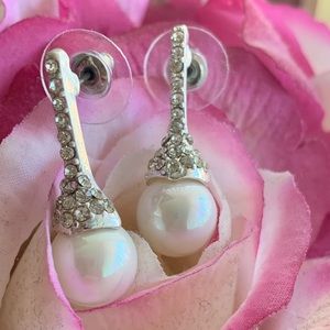 Dangling Pearl and crystal Earring